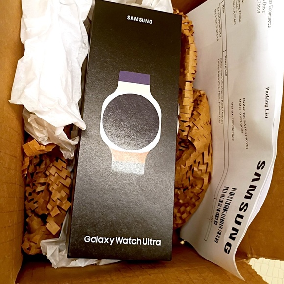 Galaxy Watch Ultra 47mm Titanium Gray | Bluetooth / Wifi + 4G LTE | Wifi +4G LTE - Picture 2 of 4